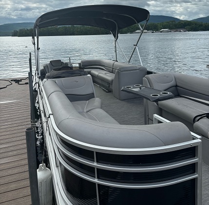 26 Foot – 300 HP 16 People (Max)